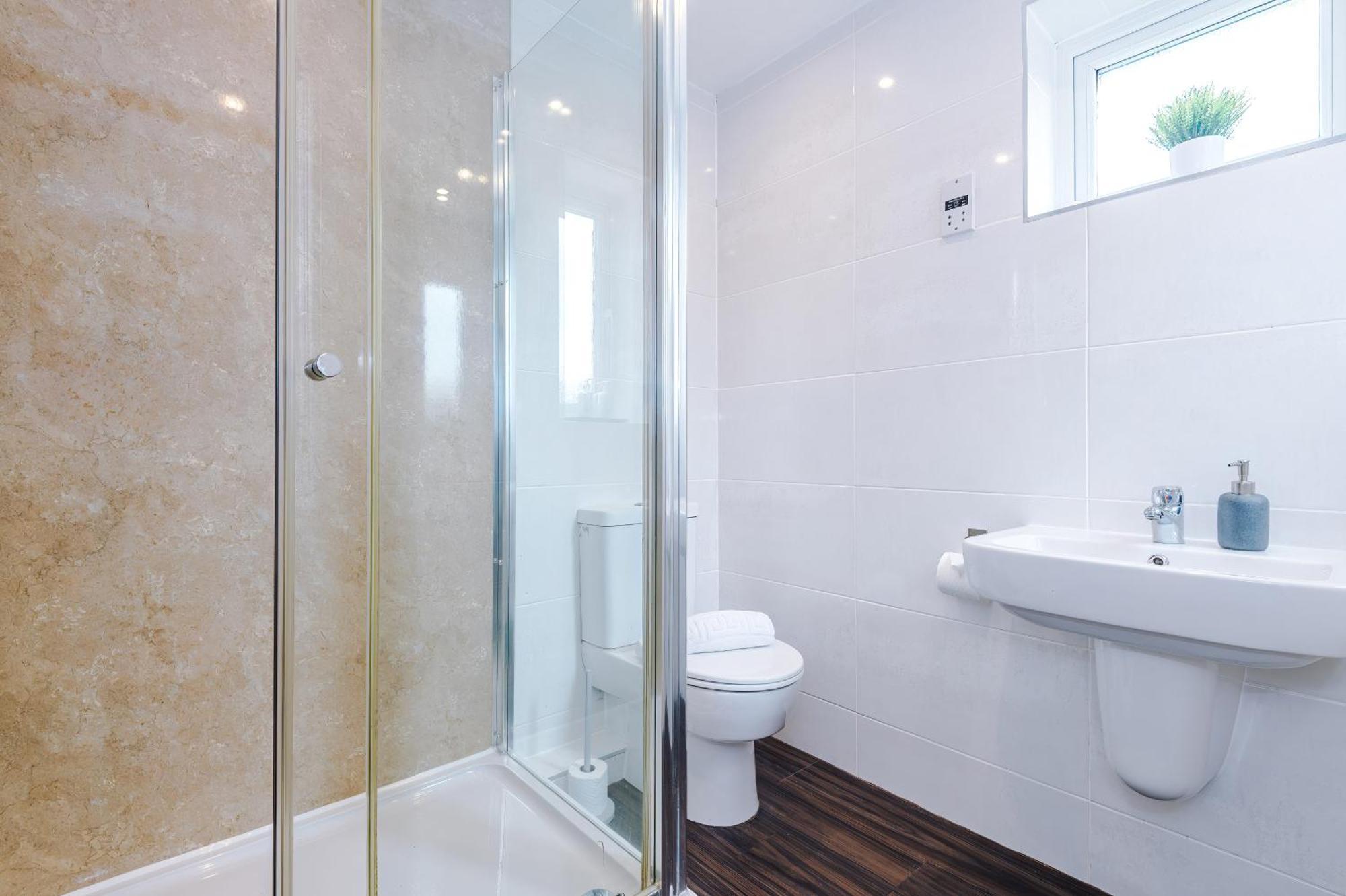 New! Stunning 3-Bed Home In Chester By 53 Degrees Property, Ideal For Groups, Free Parking! Bagian luar foto